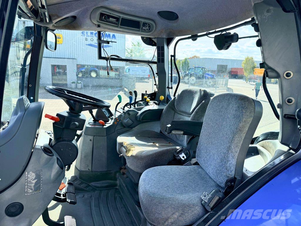 New Holland TS125A Traktori