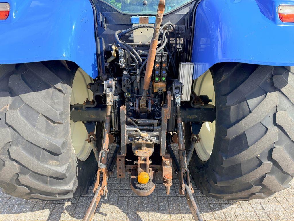New Holland TS125A Traktori