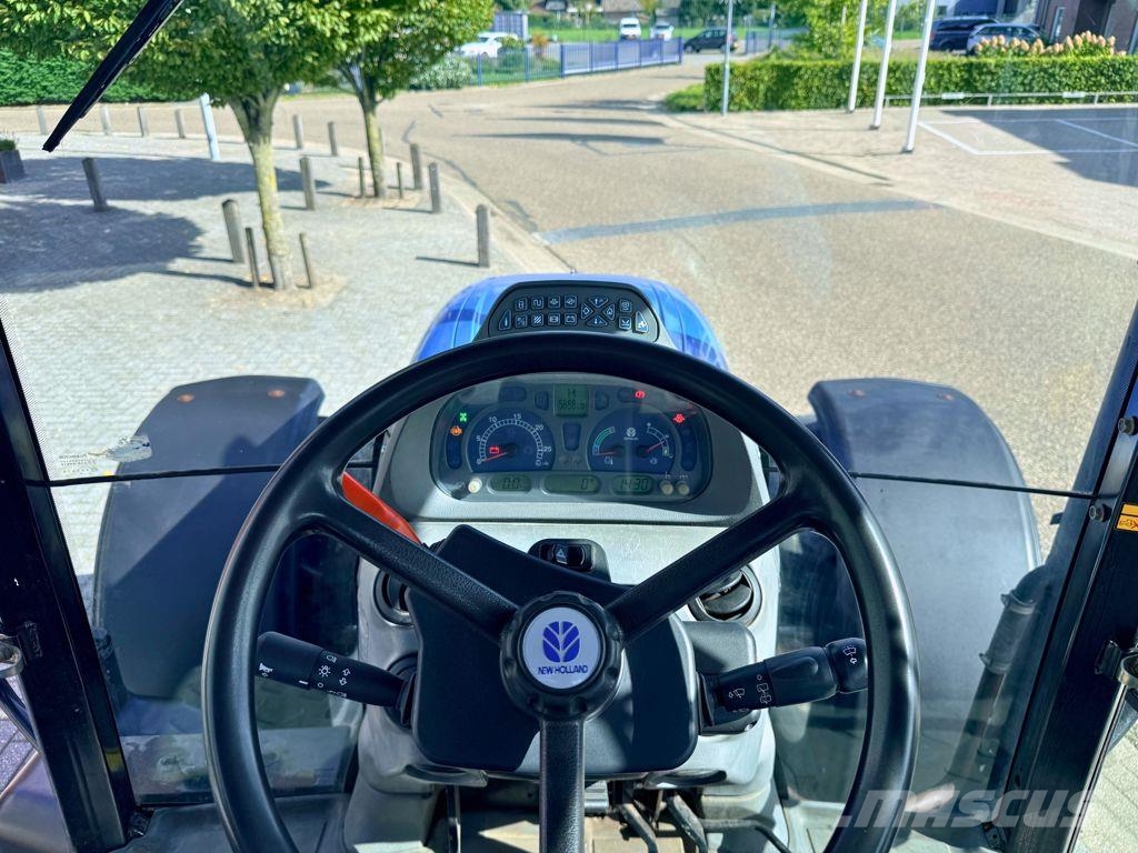 New Holland TS125A Traktori