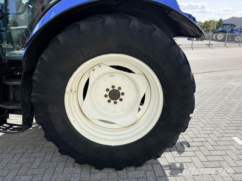 New Holland TS125A Traktori