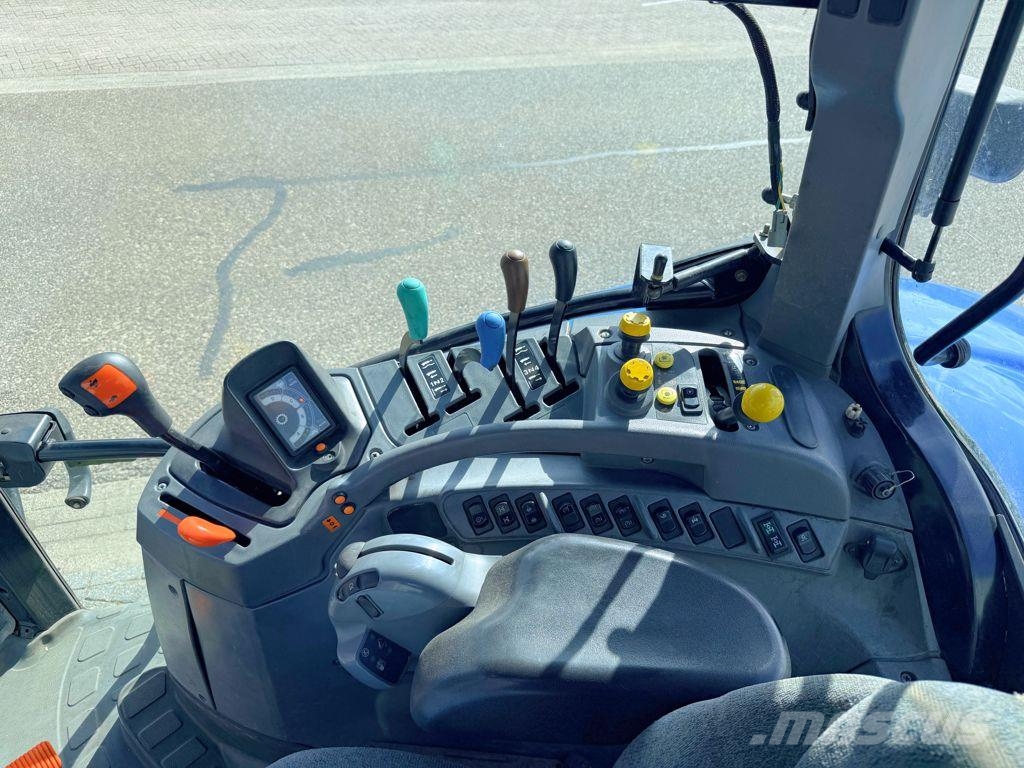 New Holland TS125A Traktori