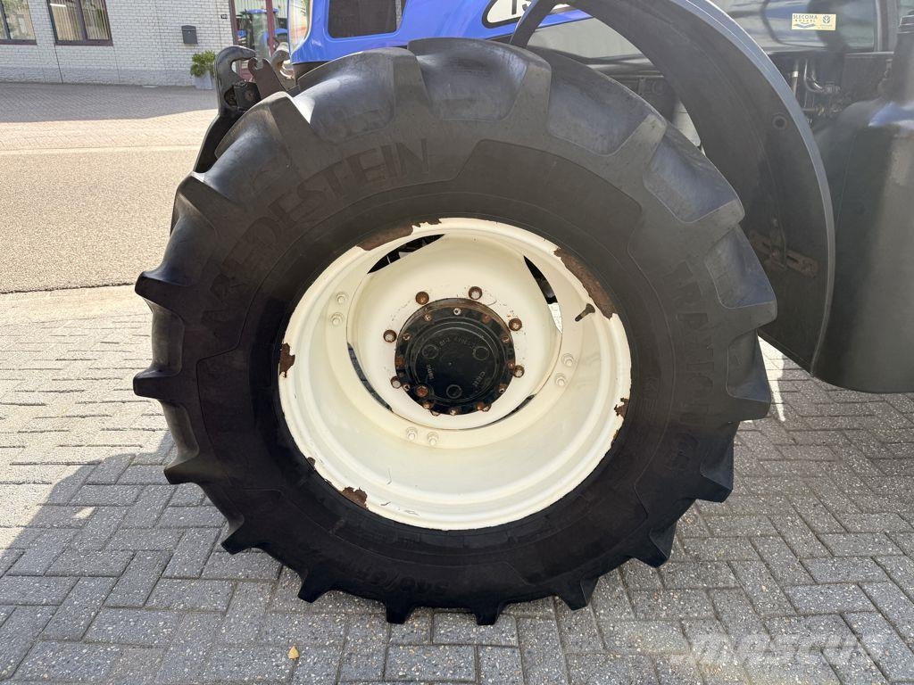 New Holland TS125A Traktori