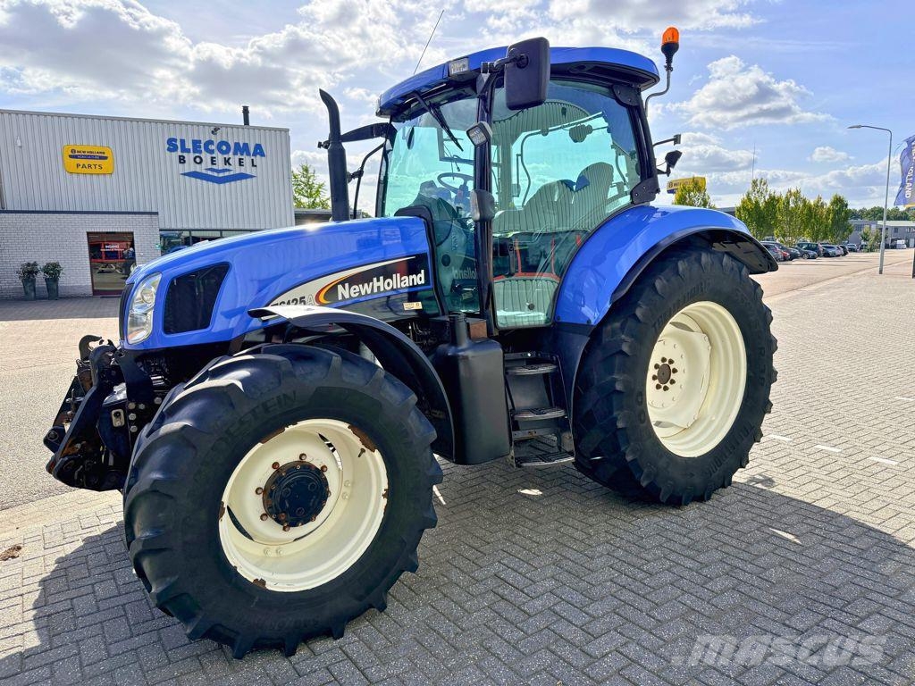 New Holland TS125A Traktori