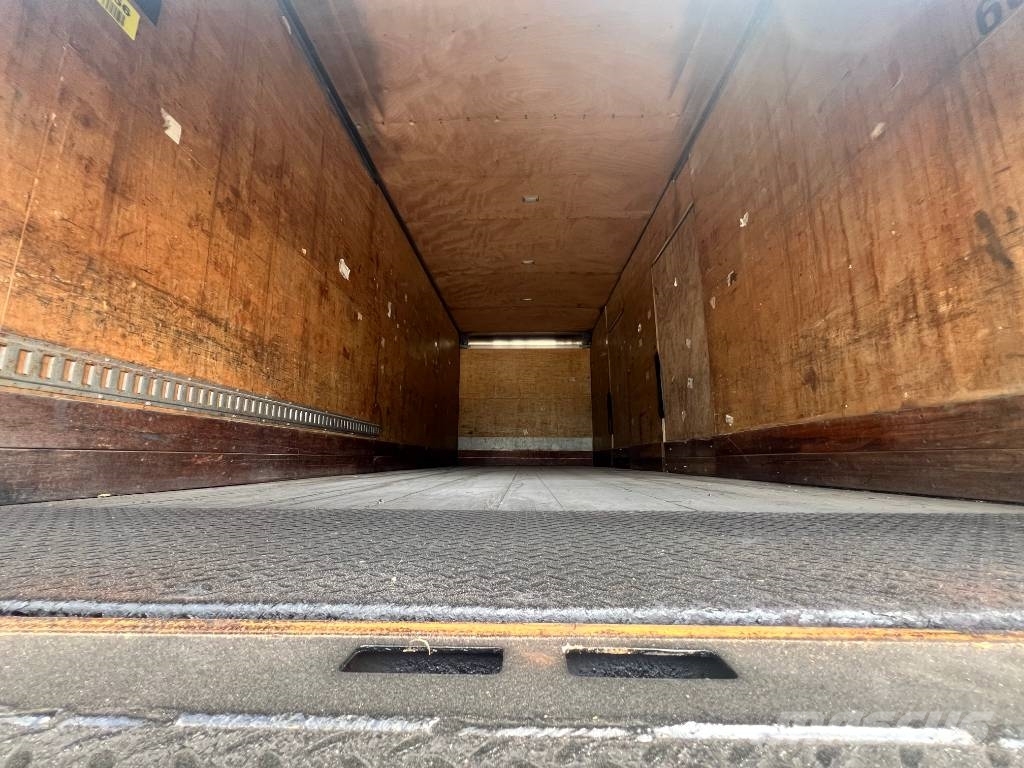 Freightliner M 106 Kapali kasa kamyonlar
