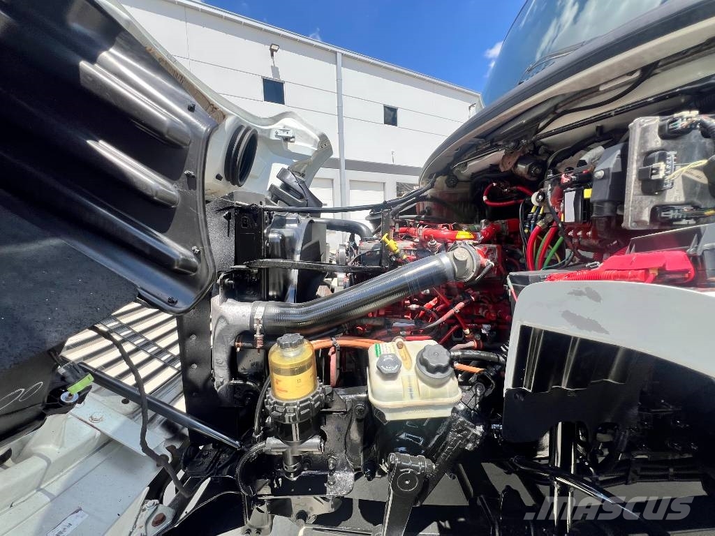 Freightliner M 106 Kapali kasa kamyonlar