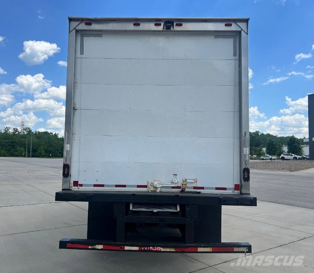 Freightliner M 106 Kapali kasa kamyonlar