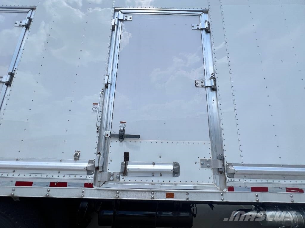 Freightliner M 106 Kapali kasa kamyonlar