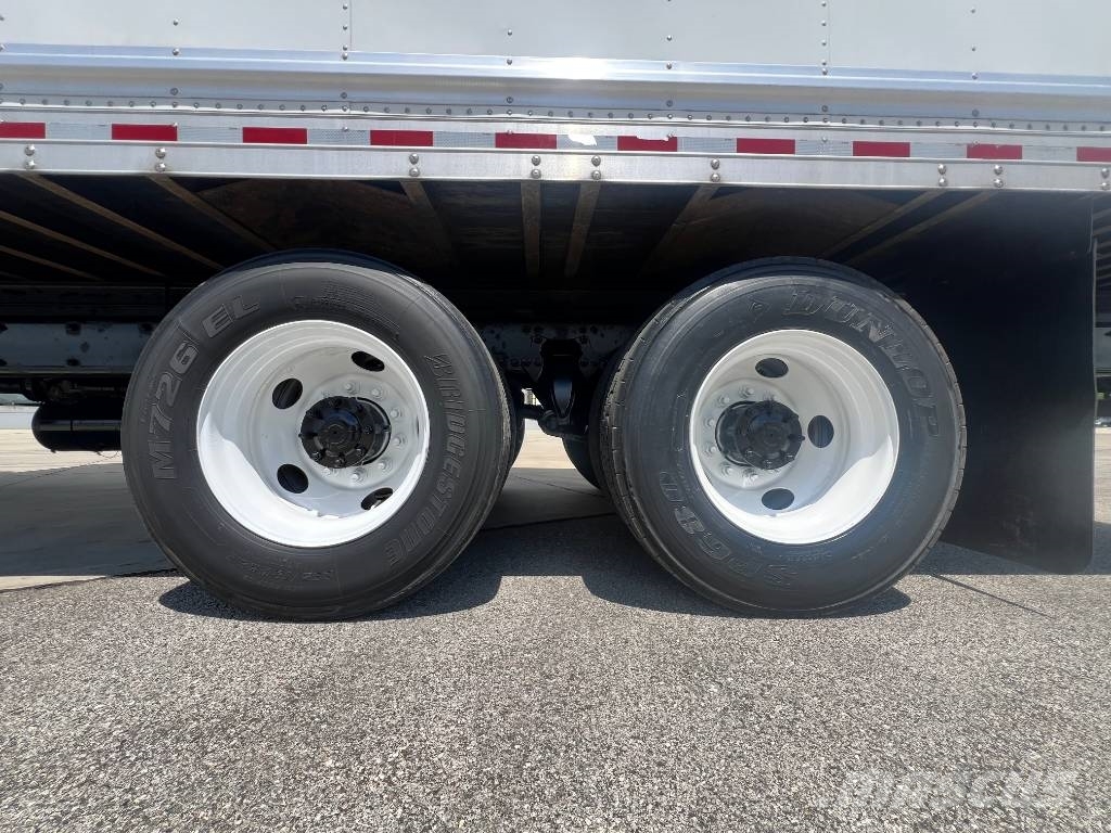 Freightliner M 106 Kapali kasa kamyonlar