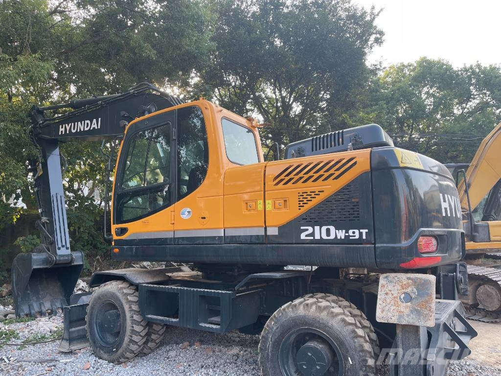 Hyundai 210W - 9 Wheeled excavators