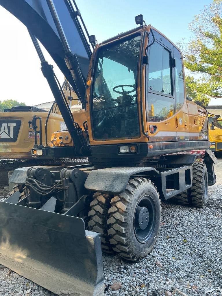 Hyundai 210W - 9 Wheeled excavators