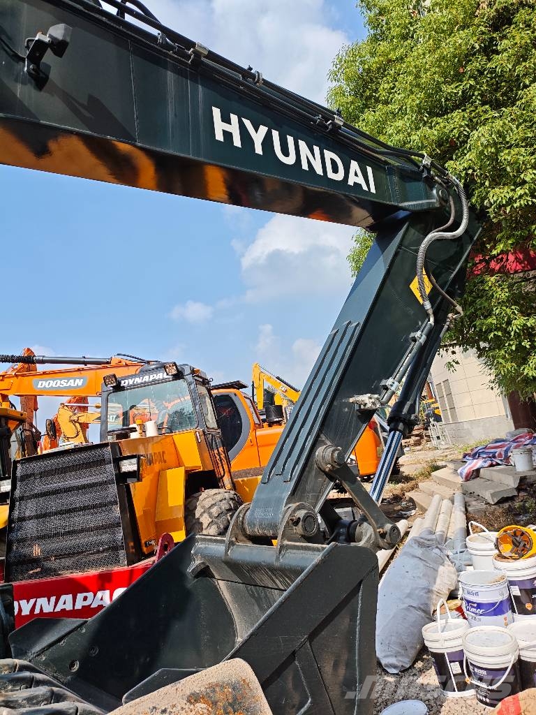 Hyundai 210W - 9 Wheeled excavators