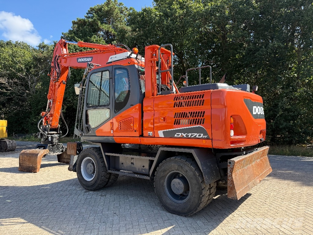 Doosan DX 170 W lift cabine sorting grab حفارات بعجل