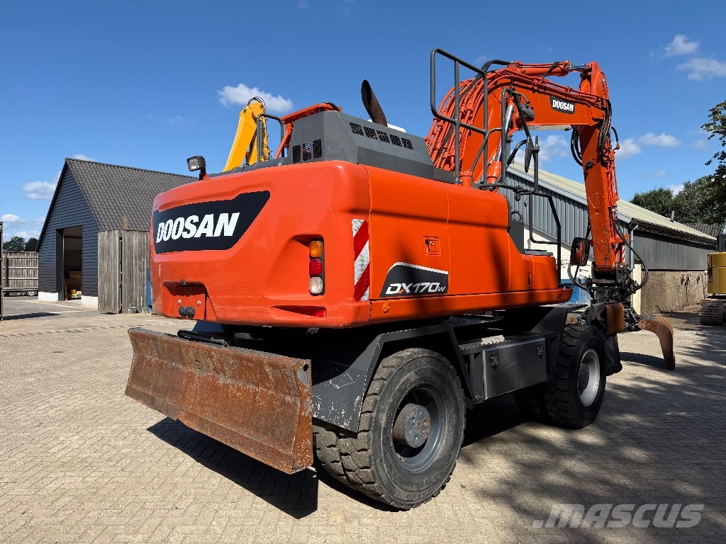 Doosan DX 170 W lift cabine sorting grab حفارات بعجل