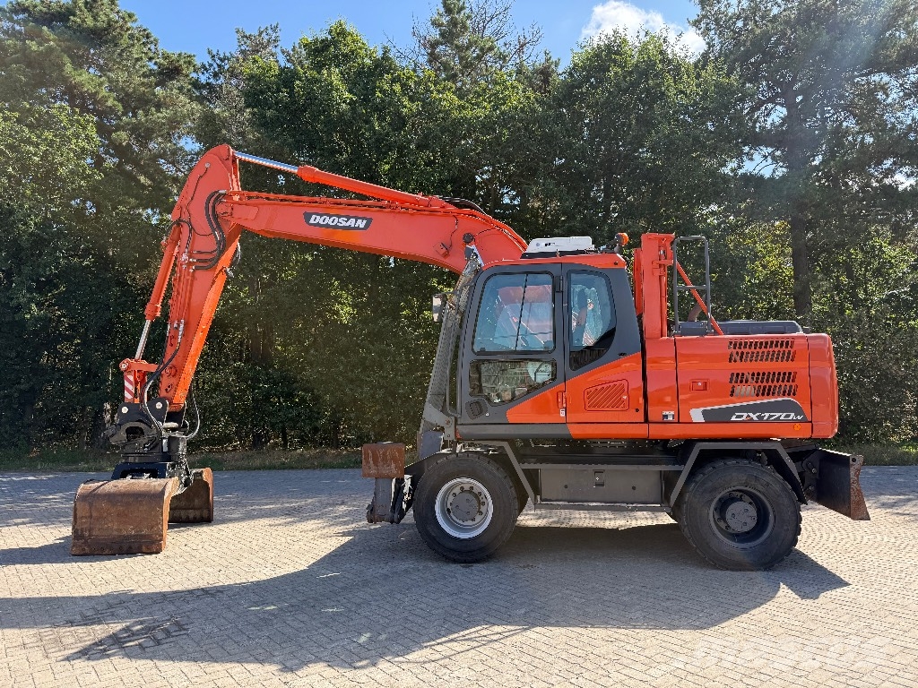Doosan DX 170 W lift cabine sorting grab حفارات بعجل