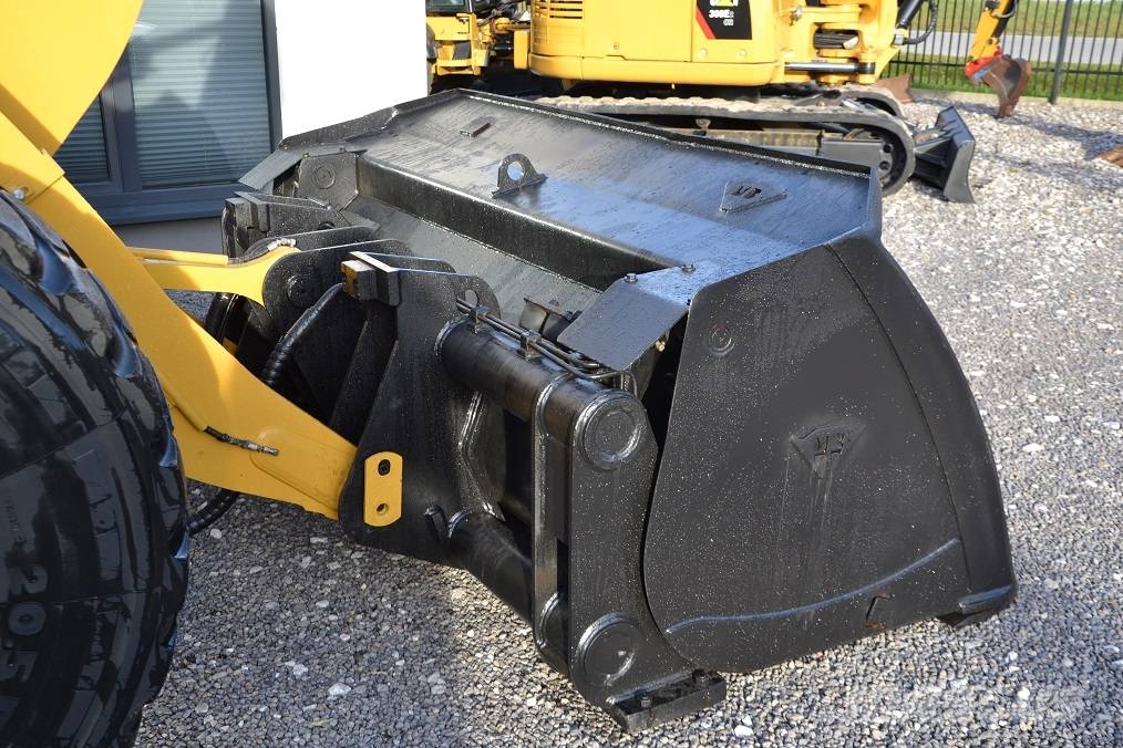 CAT 926 M لوادر بعجل