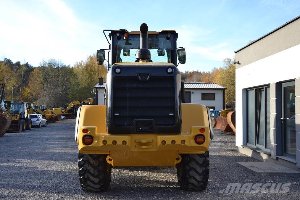 CAT 926 M لوادر بعجل