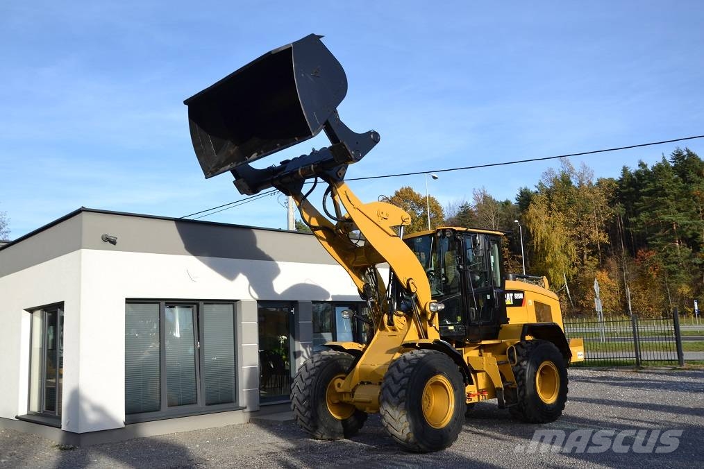 CAT 926 M لوادر بعجل