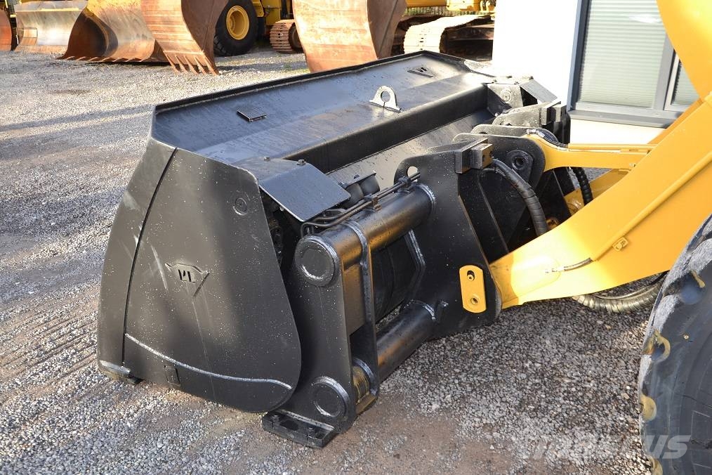 CAT 926 M لوادر بعجل