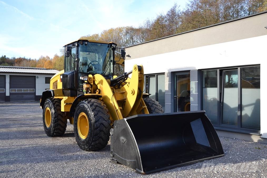 CAT 926 M لوادر بعجل