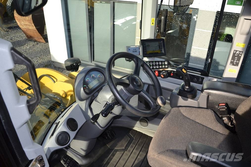 CAT 926 M لوادر بعجل
