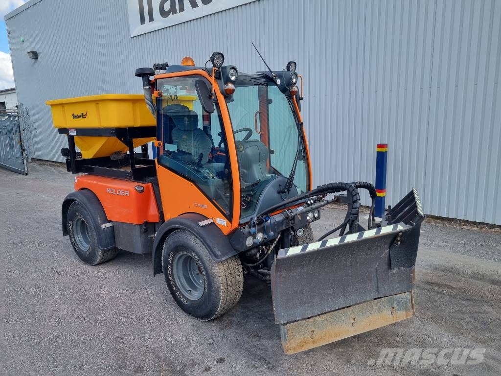 Holder C480 med vikplog och tallrikspridare Комунални съоражения