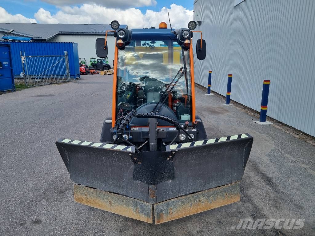 Holder C480 med vikplog och tallrikspridare Комунални съоражения