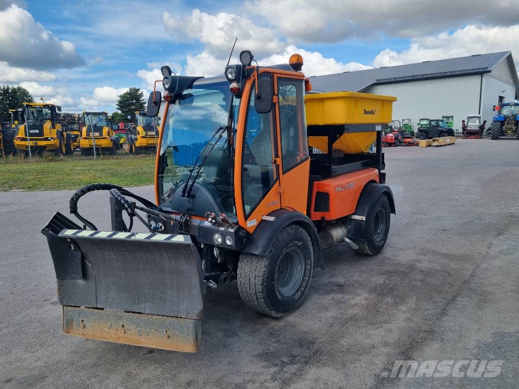 Holder C480 med vikplog och tallrikspridare Комунални съоражения