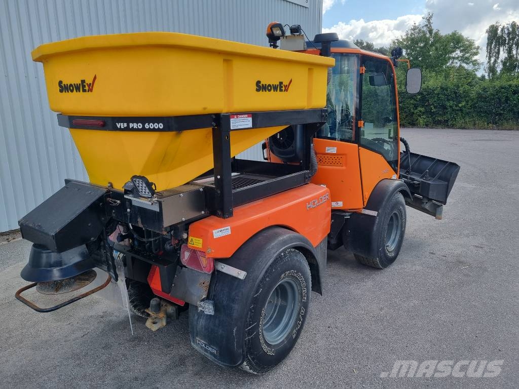 Holder C480 med vikplog och tallrikspridare Комунални съоражения