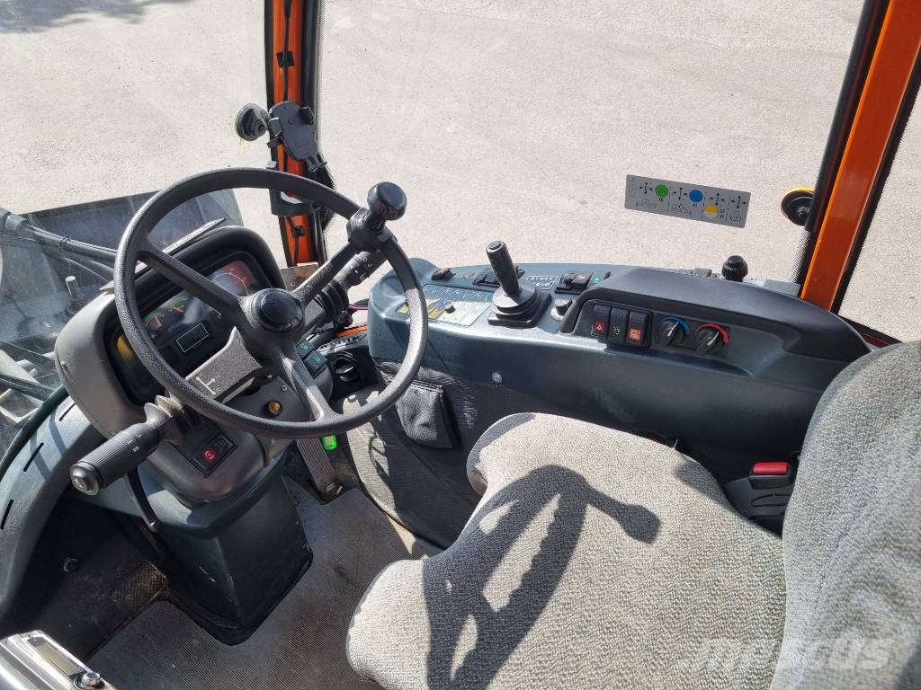 Holder C480 med vikplog och tallrikspridare Комунални съоражения