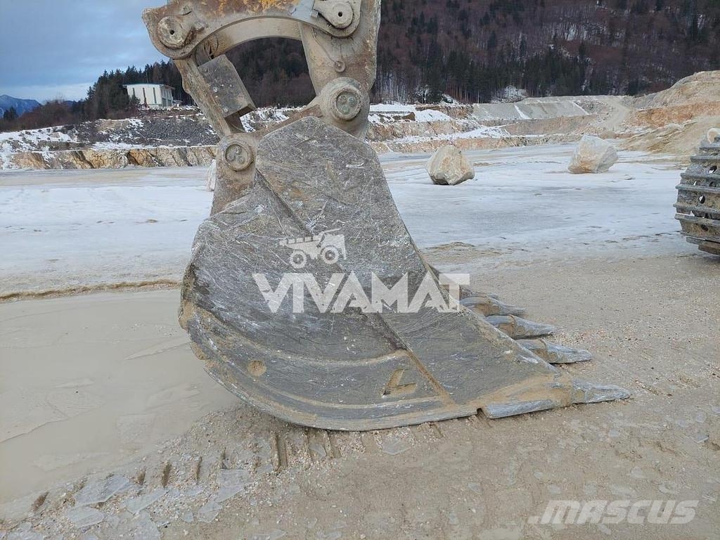 Komatsu PC700LC-11 履带挖掘机