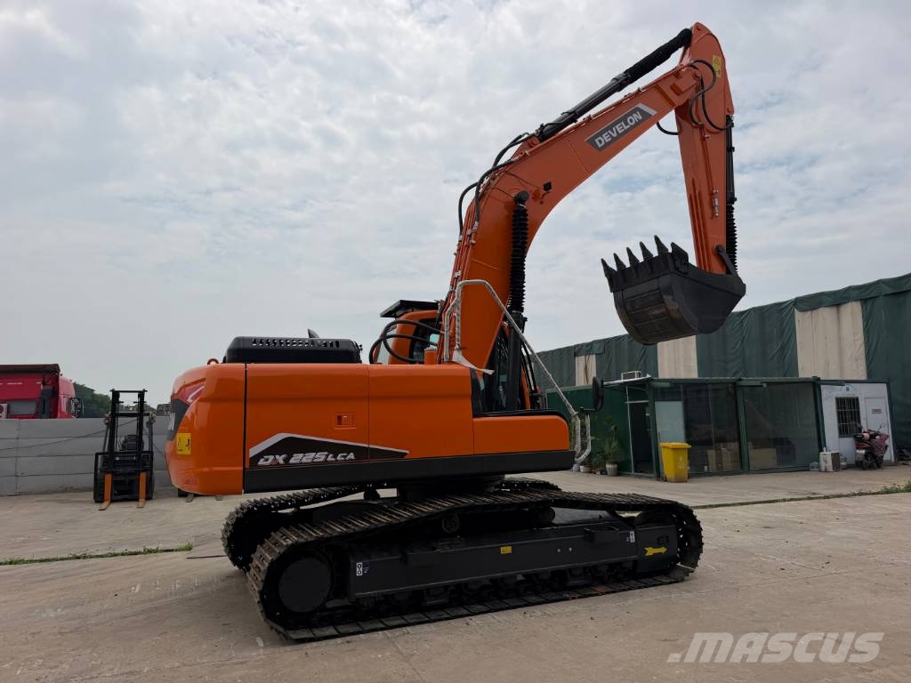 Develon DX225 Верижен екскаватор