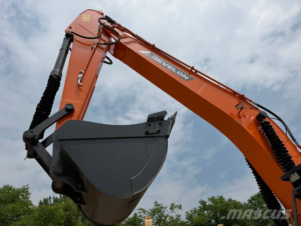 Develon DX225 Верижен екскаватор