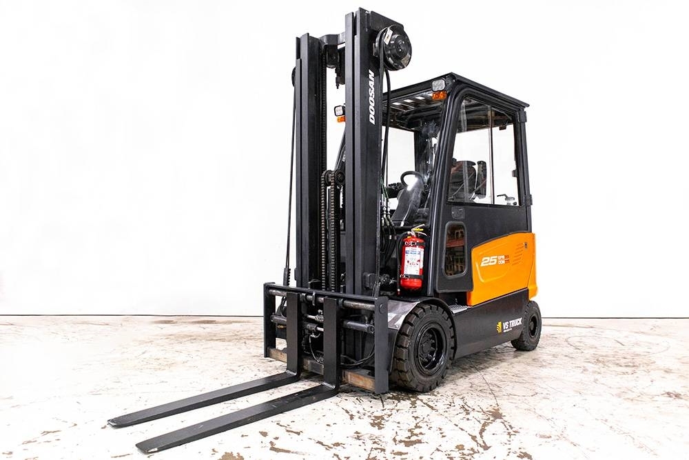 Doosan B25X-7, 2,5-tons el motviktstruck med hytt Sähkötrukit
