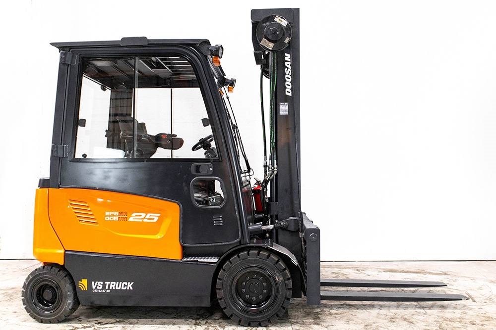 Doosan B25X-7, 2,5-tons el motviktstruck med hytt Sähkötrukit
