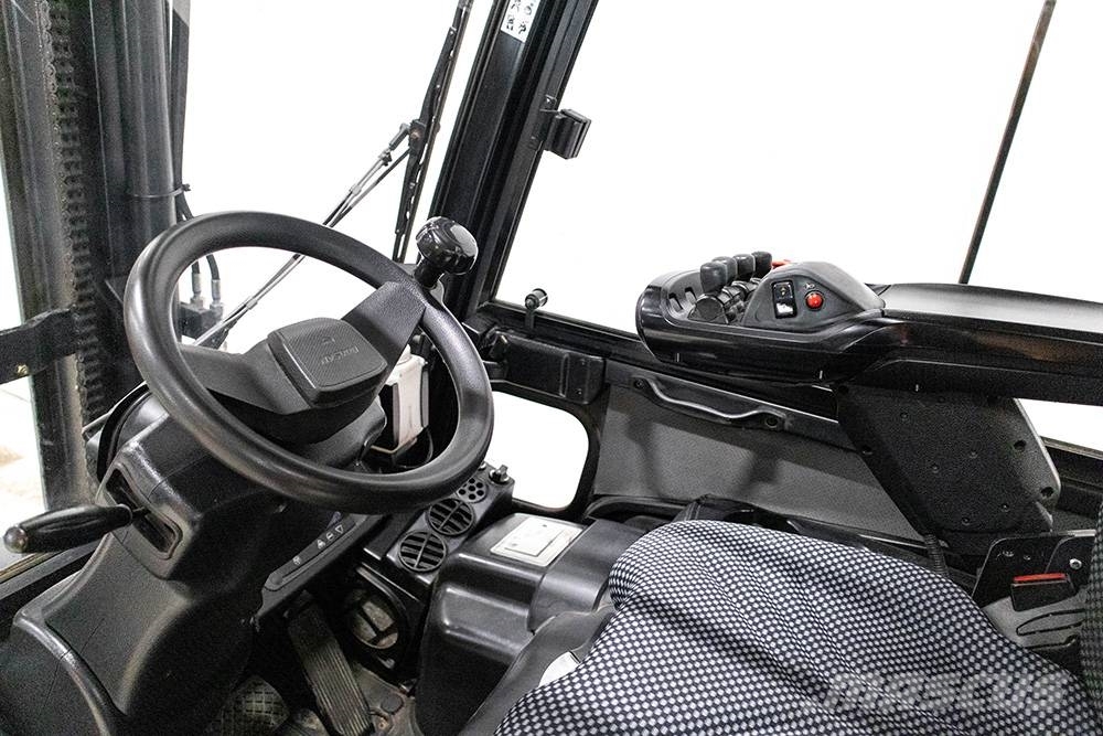 Doosan B25X-7, 2,5-tons el motviktstruck med hytt Sähkötrukit
