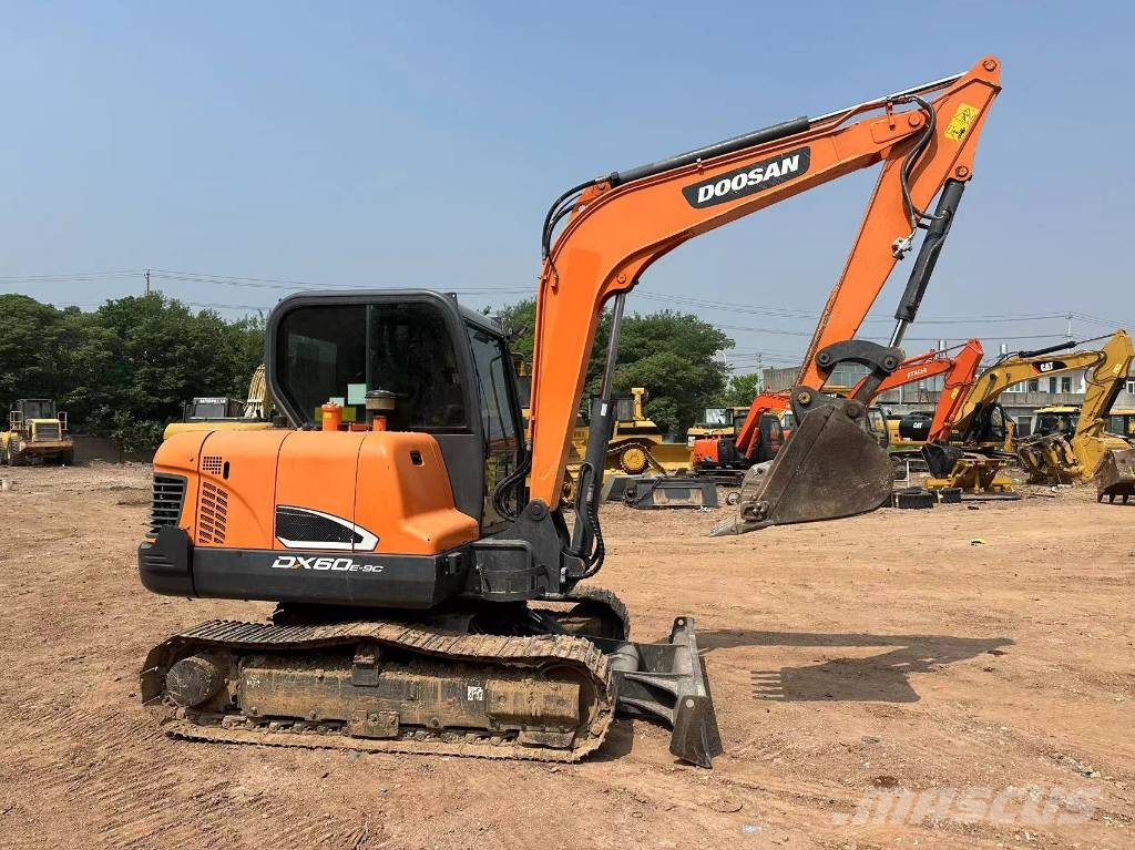 Doosan DX60 Kāpurķēžu ekskavatori