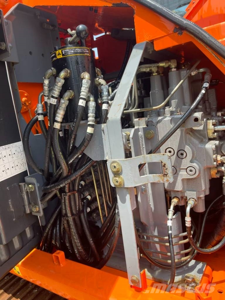 Hitachi ZX 135 Pásová rýpadla