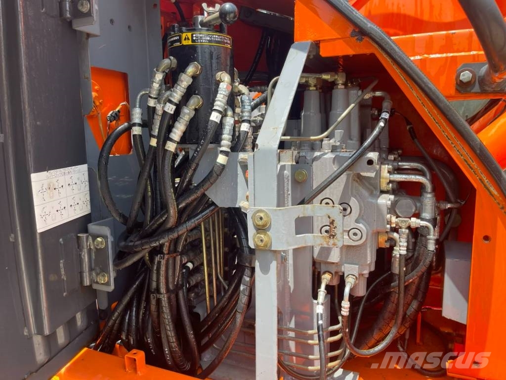 Hitachi ZX 135 Pásová rýpadla
