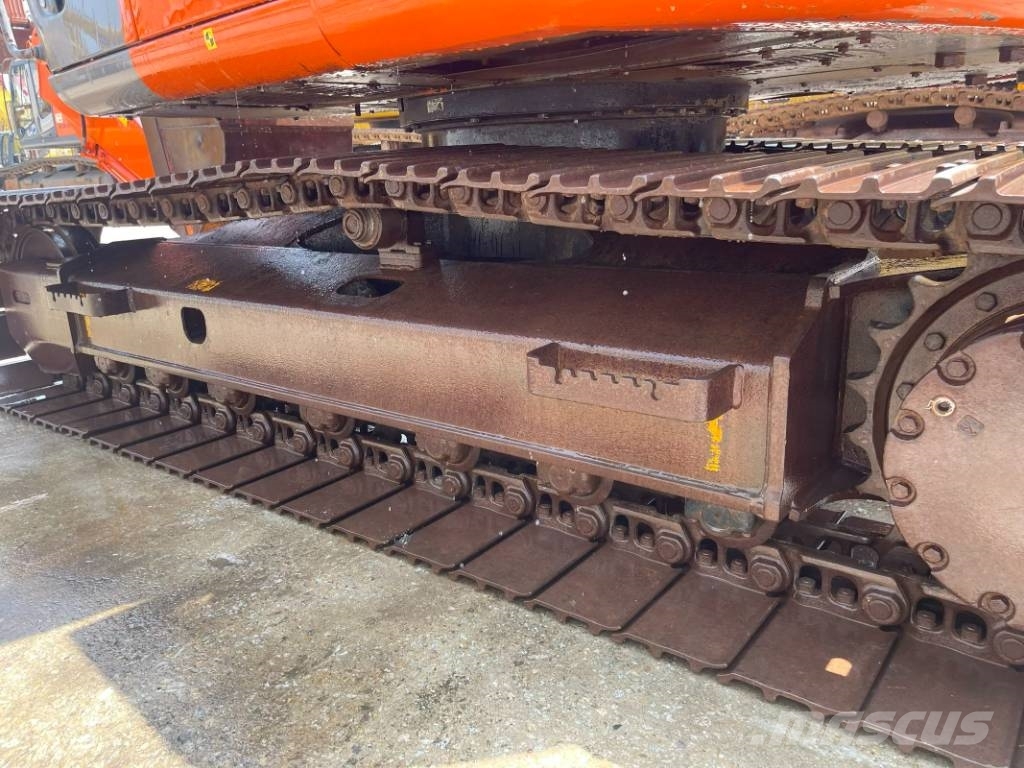 Hitachi ZX 135 Pásová rýpadla