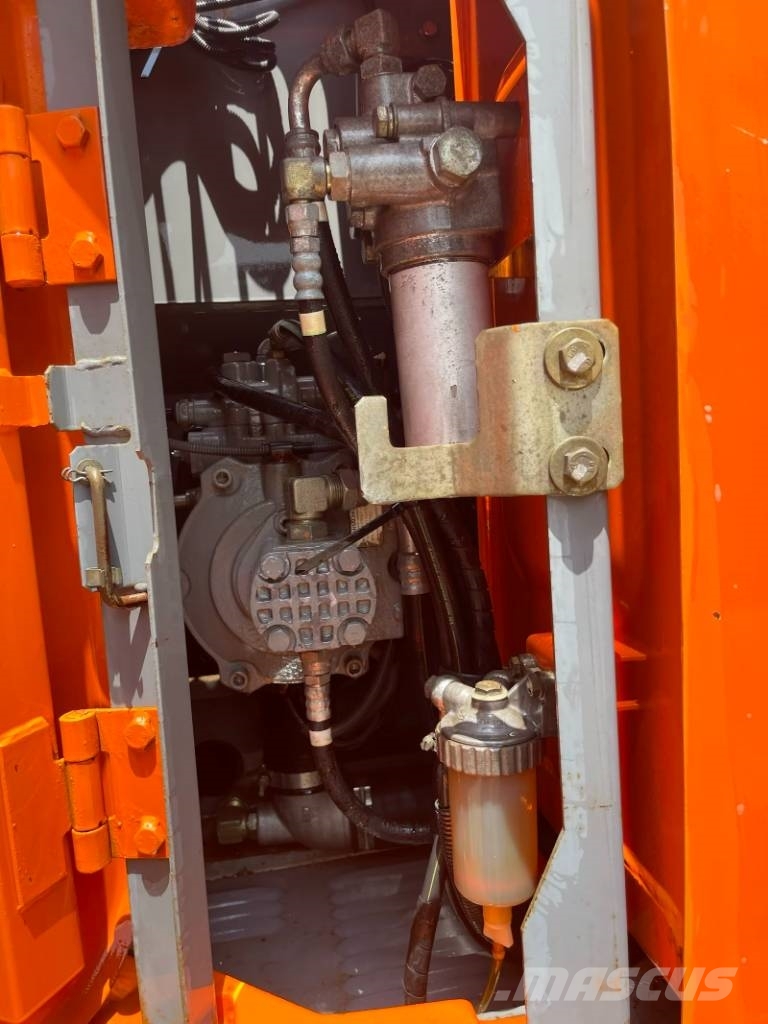 Hitachi ZX 135 Pásová rýpadla