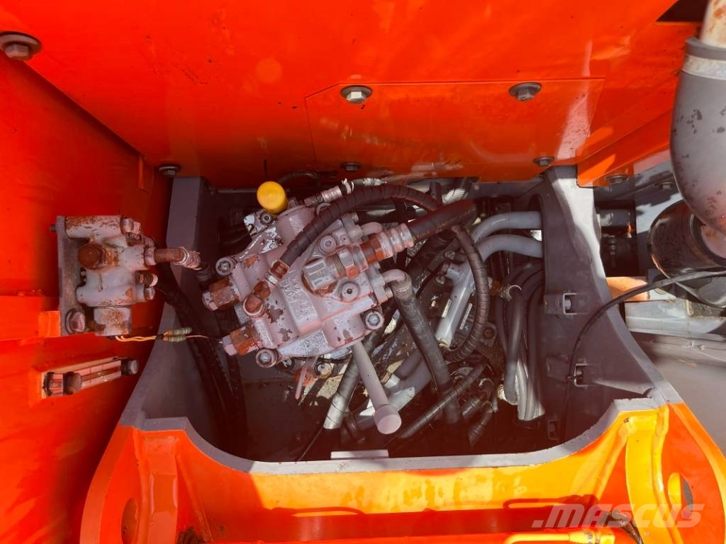 Hitachi ZX 135 Pásová rýpadla