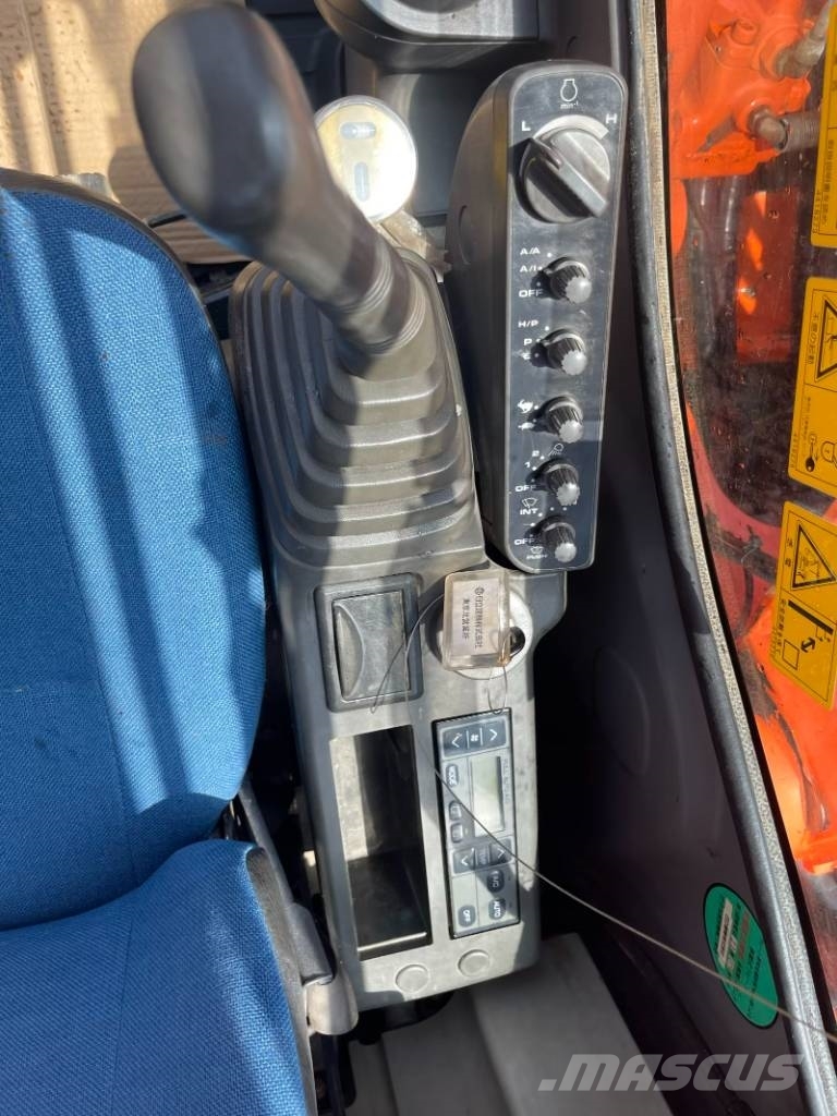Hitachi ZX 135 Pásová rýpadla