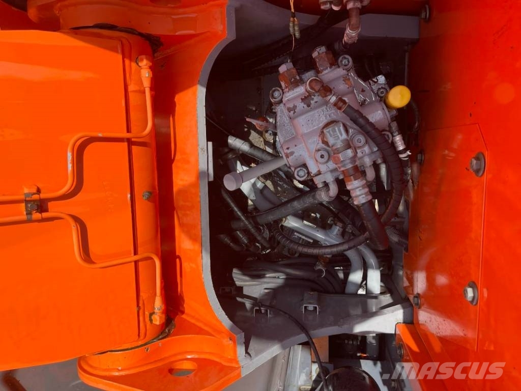 Hitachi ZX 135 Pásová rýpadla