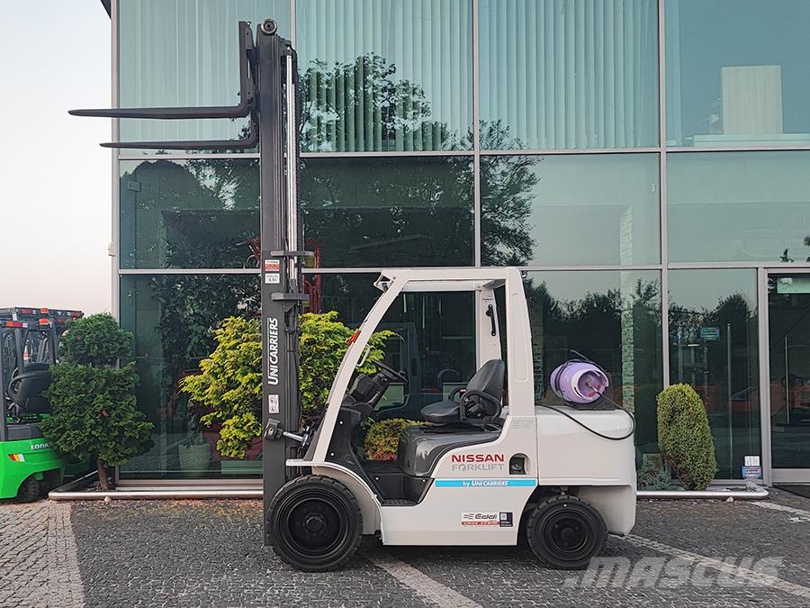 Nissan UniCarriers UG1F2A35DU 天然气叉车