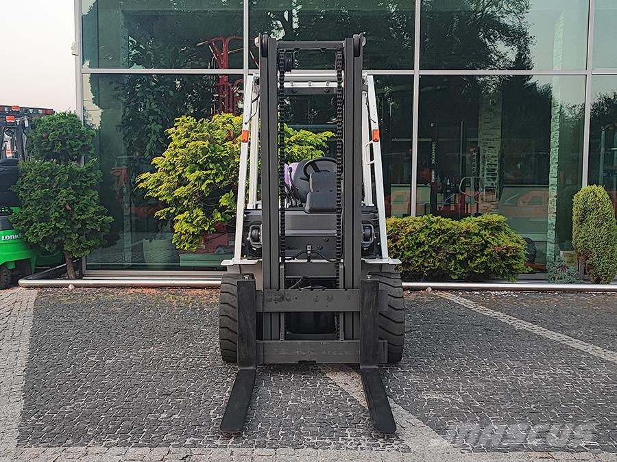 Nissan UniCarriers UG1F2A35DU 天然气叉车