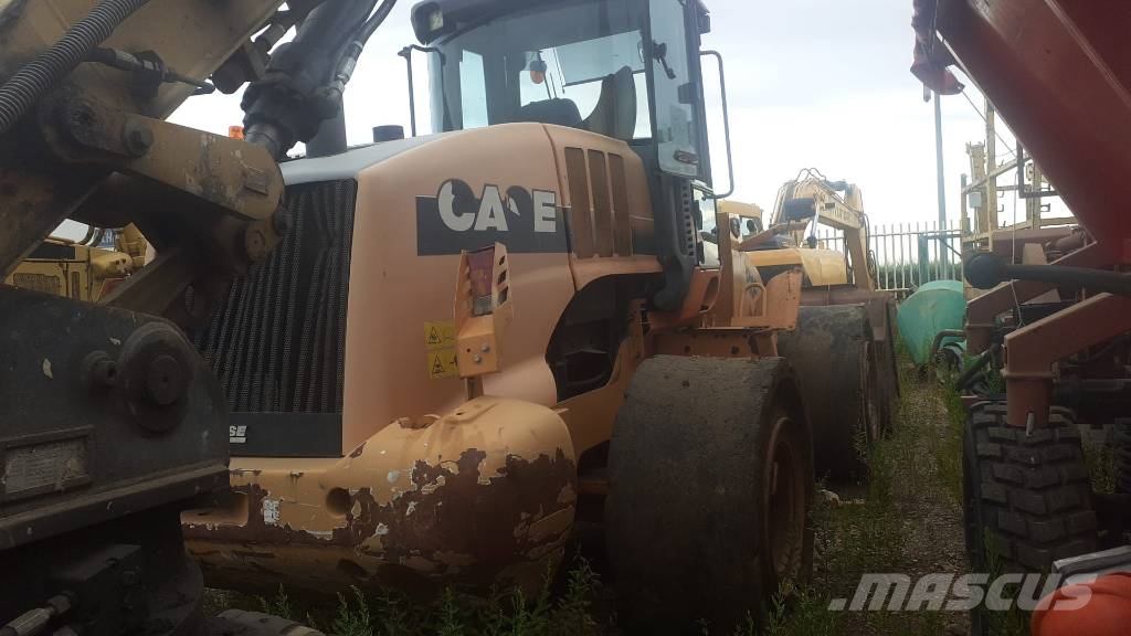 CASE 821 F لوادر بعجل