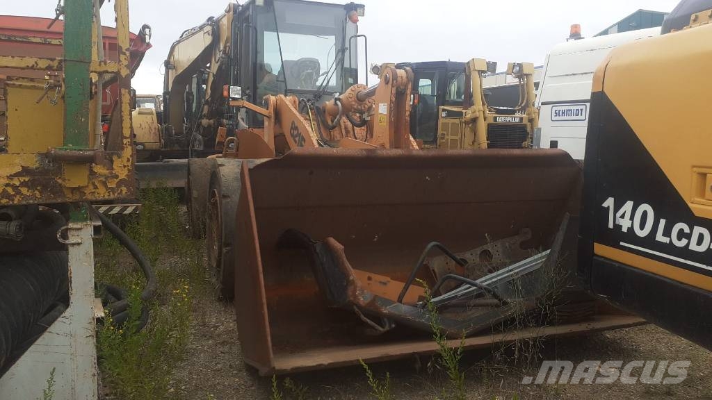 CASE 821 F لوادر بعجل
