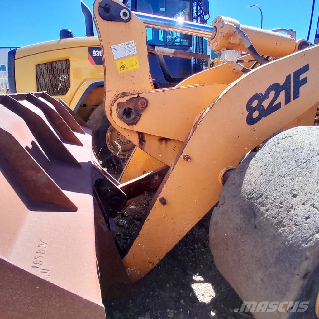 CASE 821 F لوادر بعجل
