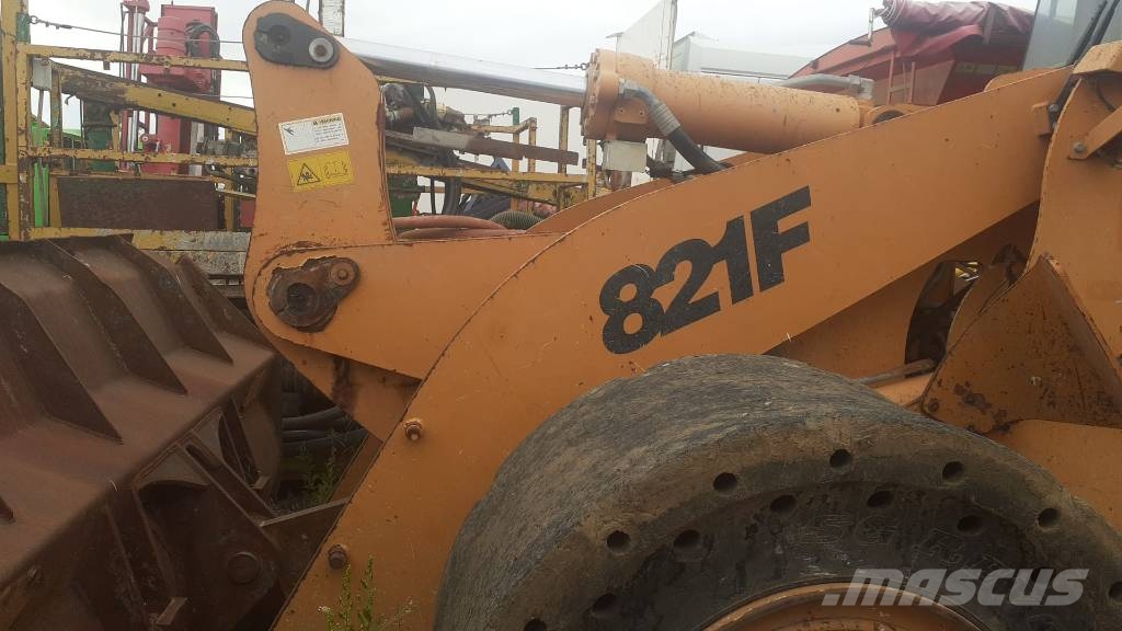 CASE 821 F لوادر بعجل