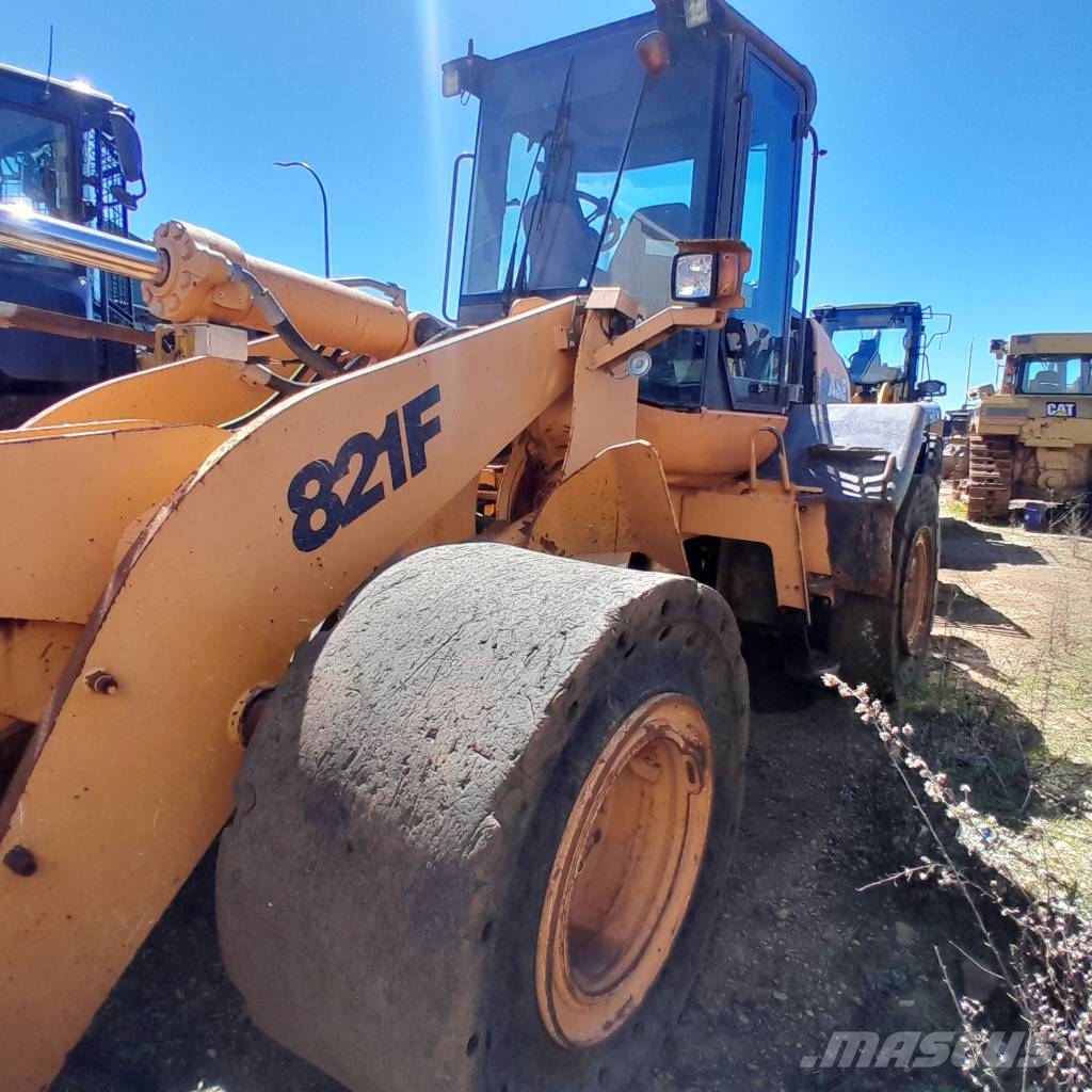 CASE 821 F لوادر بعجل